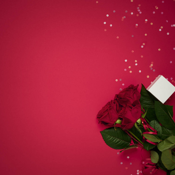 Dia dos Namorados modelo flat lay. Flores rosas com caixa de presente no fundo vermelho com lugar para texto - Foto, Imagem