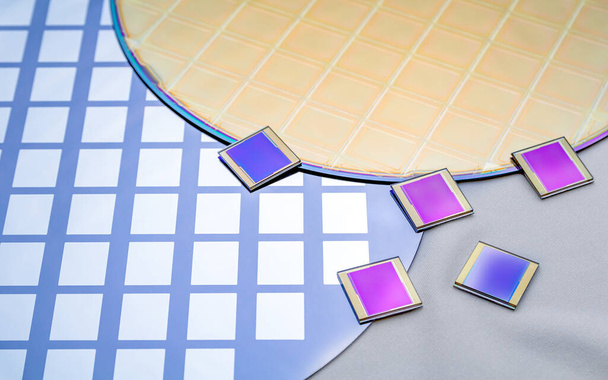 Várias bolachas de silício com circuito impresso e microchips separados. - Foto, Imagem
