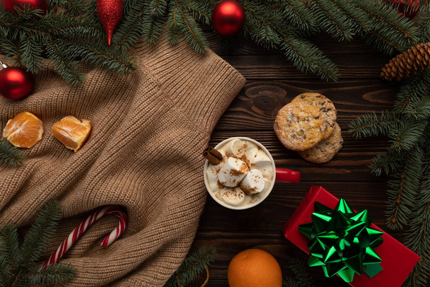 クリスマスの装飾が施されたテーブルには、ホットチョコレートと休日のクッキーのカップがあります。. - 写真・画像