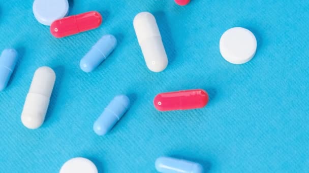 De oogst van medicijnpillen. Achtergrond gemaakt van kleurrijke pillen en capsules. Medicatie recept. Een slow motion video. voorraadbeelden - Video