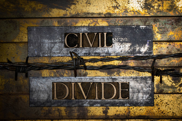 Civil Divide testo su grunge strutturato in rame corroso e fondo oro - Foto, immagini