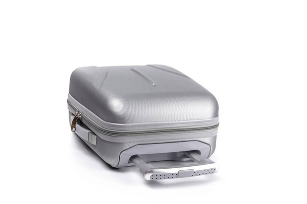 Podróżna walizka odizolowana. Srebrny plastikowy bagaż lub wakacyjny bagaż na białym tle. Projekt koncepcji wakacji letnich - Zdjęcie, obraz