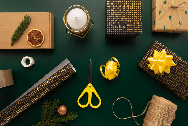 The process of wrapping Christmas gifts in holiday packaging. - 写真・画像