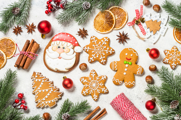 Різдвяне імбирне печиво зі спеціями та святковими прикрасами на білому столі
. - Фото, зображення
