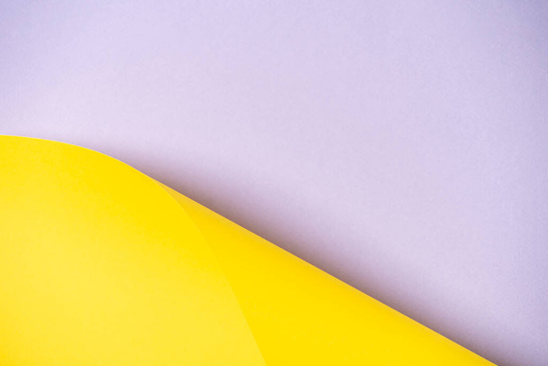 Streszczenie twórczy geometryczny zakrzywiony kształt żółty i jasny szary kolor tło papieru - Zdjęcie, obraz