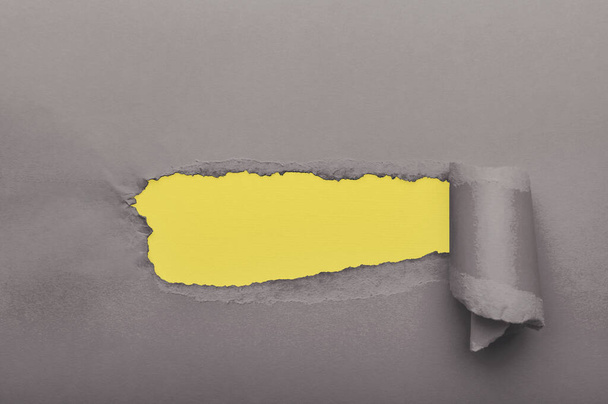 灰色の破れた紙と黄色の紙を背景に - 写真・画像