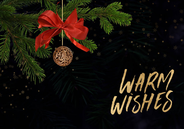 Χριστουγεννιάτικο φόντο με κλαδιά ελάτης και χρυσή μπάλα. Χριστουγεννιάτικο δέντρο σύνορα με διακόσμηση διακοπών σε μαύρο φόντο. - Φωτογραφία, εικόνα