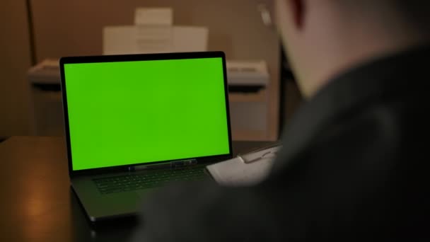Joven estudiante caucásico solución tarea de escritura masculina en la tableta PC desde el ordenador portátil - Imágenes, Vídeo