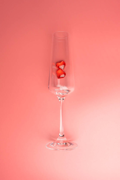 wine glass with two hearts on a pink background - Φωτογραφία, εικόνα