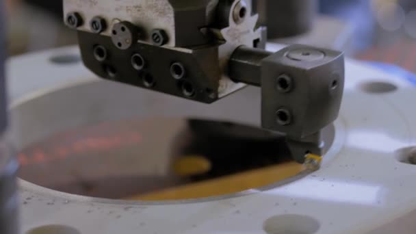 Frézka řezání kovových obrobků na výstavě technologií - close up - Záběry, video