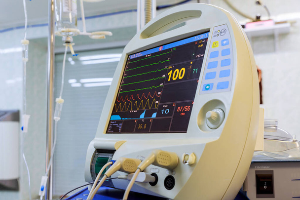 Equipo de ventilación cerca del monitor de imagen del dispositivo informático en el quirófano de cuidados intensivos - Foto, Imagen