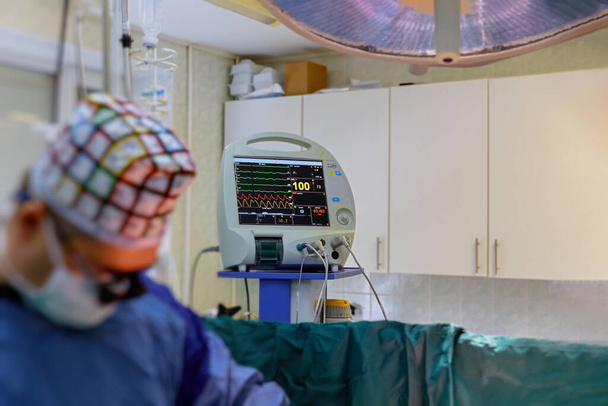 Surveillance de la machine d'anesthésie et de ventilation dans la salle d'opération moderne en soins intensifs - Photo, image