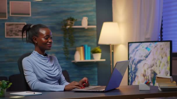 Černá obchodní žena diskutovat na webkameru s partnery - Záběry, video