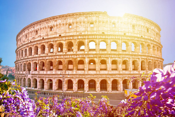 ローマのコロッセオビュー、永遠の都市の有名なランドマーク、イタリアの首都 - 写真・画像