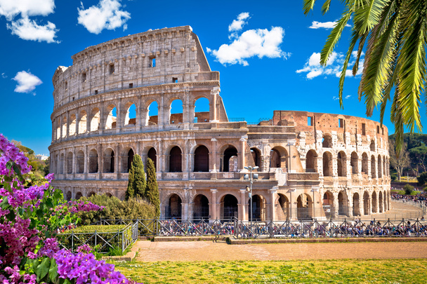 Colosseo di Roma vista panoramica, famoso punto di riferimento della città eterna, capitale d'Italia - Foto, immagini