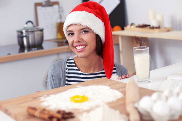 Γυναίκα κάνει χριστουγεννιάτικα μπισκότα στην κουζίνα - Φωτογραφία, εικόνα