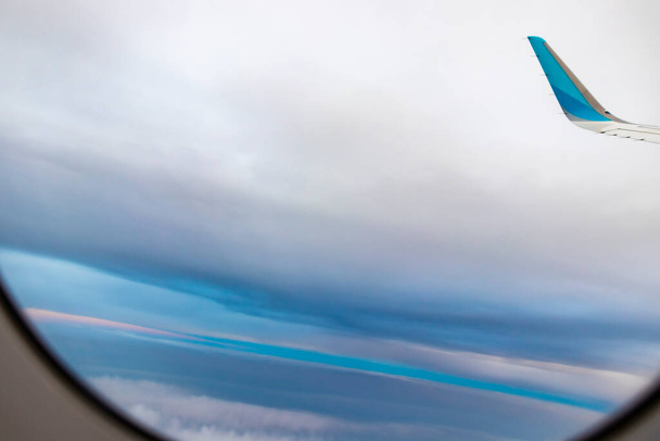 Літаючи над Європою від Німеччини до Мальорки з виглядом з вікна літака.. - Фото, зображення