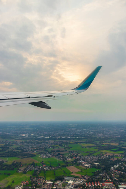 Volando sobre Bremen Alemania con vista desde la ventana del avión en tierra. - Foto, Imagen