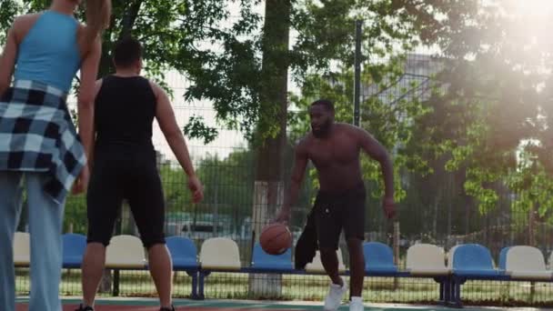 Spor sahasında sokak basketbolu antrenmanı yapan çok ırklı spor arkadaşları.. - Video, Çekim