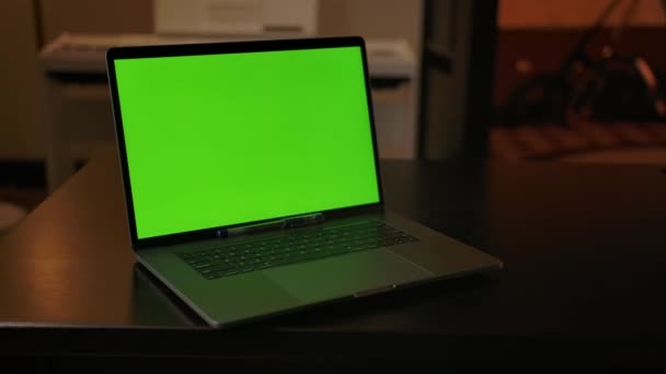 Dolly in shot of green screen laptop indoor of cozy home interior - Footage, Video