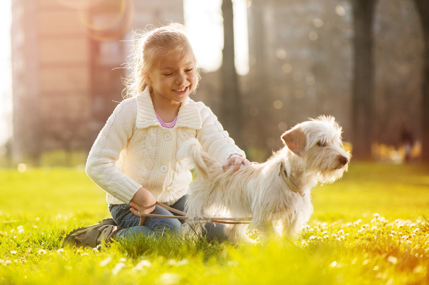 Маленькая девочка со своим щенком
 - Фото, изображение