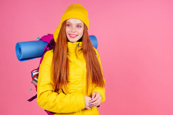 Mulher feliz pronta para viajar para montanhas em nova jaqueta amarela - Foto, Imagem