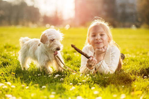 malá holčička se svým psem štěně - Fotografie, Obrázek