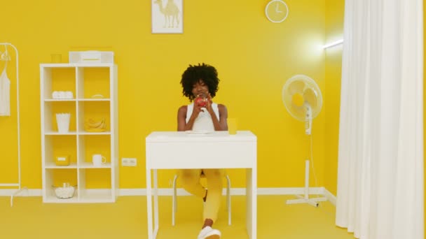 クリエイティブオフィスのテーブルに座っているアフリカの女性の肖像 - 映像、動画