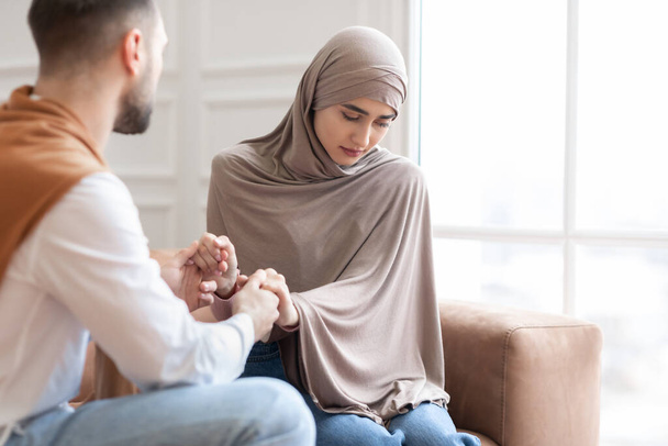 Mujer musulmana infeliz diciendo no a propuesta de matrimonio en casa - Foto, imagen