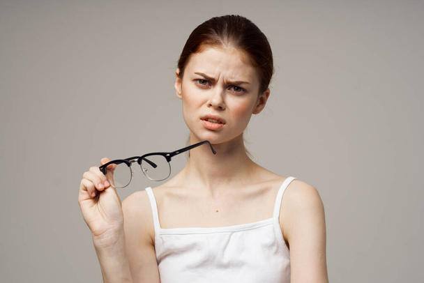 femme en t-shirt blanc lunettes problèmes de vision myopie - Photo, image