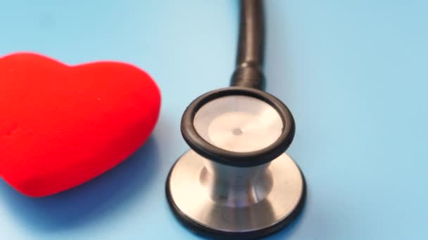 sydämen muodon symboli ja stetoskooppi sinisellä taustalla  - Materiaali, video