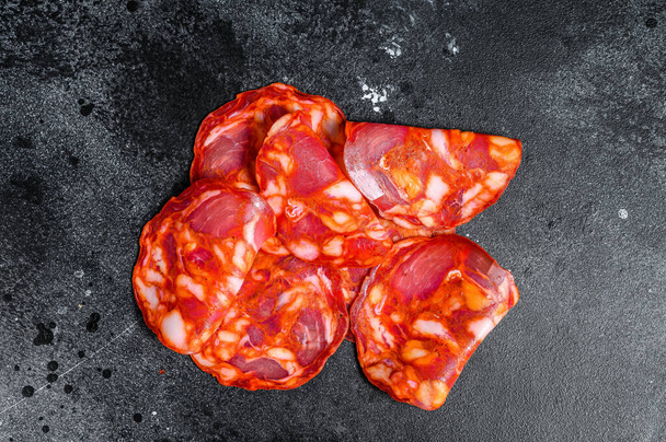 traditionelle Salami Chorizo Wurst. Schwarzer Hintergrund. Ansicht von oben. - Foto, Bild