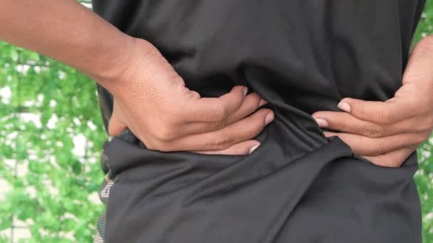 молодой человек, страдающий от боли в спине - Кадры, видео