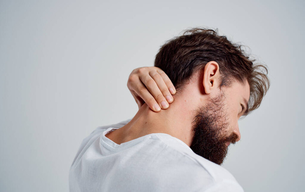 Mann berührt seinen Hals mit der Hand Osteochondrose Rückenschmerzen - Foto, Bild