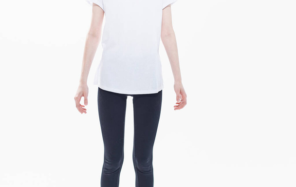 Чорні легінси біла футболка жінка світлий фон жести руками
 - Фото, зображення