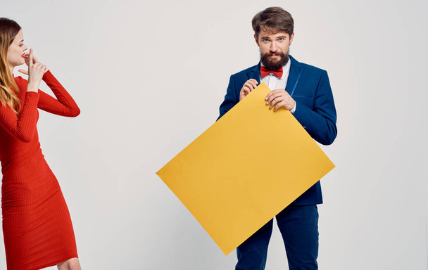 Femme énergique et les hommes avec feuille jaune de papier Affiche maquette publicité - Photo, image