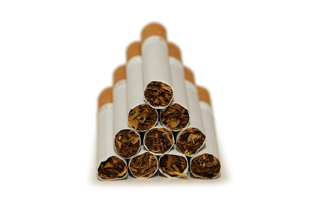 Cigarros dispostos isolados no fundo branco
 - Foto, Imagem