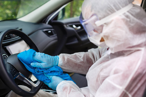 Heißdampf-Desinfektion von Autositzen in Coronavirus-Gefahrenmatte, Kopierraum für Text - Foto, Bild