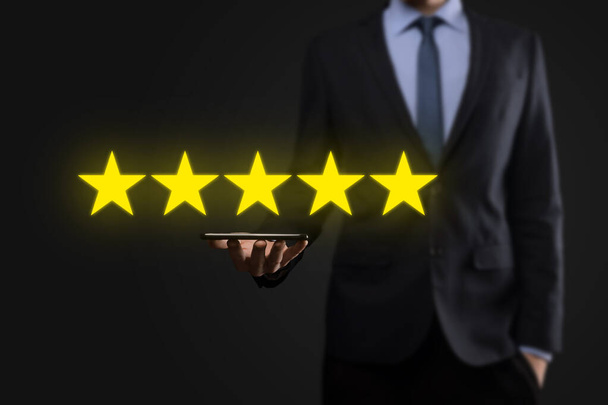 Man käsi osoittaa viiden tähden erinomainen rating.pointing viiden tähden symboli lisätä luokitus company.Review, lisätä luokitus tai ranking, arviointi ja luokittelu käsite. - Valokuva, kuva