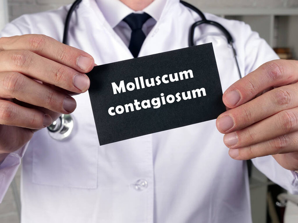 Ιατρική έννοια που σημαίνει Molluscum μεταδοτικό με επιγραφή στη σελίδα - Φωτογραφία, εικόνα