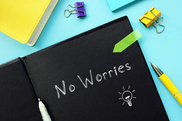 Concepto financiero sobre No Worries S con frase en el pedazo de papel - Foto, imagen
