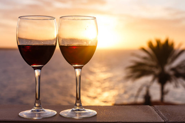 Ένα ποτήρι κόκκινο κρασί απροσδιόριστο - Φωτογραφία, εικόνα
