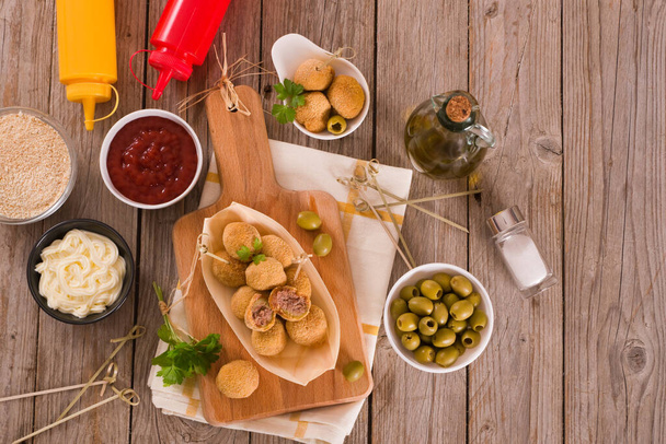 Ascoli olives farcies avec sauce à tremper sur planche à découper. - Photo, image