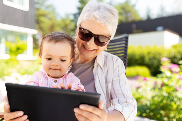 grandmother and baby granddaughter with tablet pc - Foto, immagini