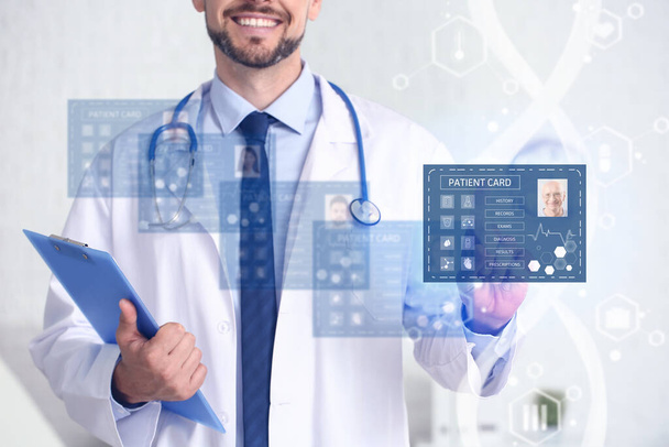 Arzt wählt elektronische Karte des Patienten in der Klinik. Innovative Technologien in der Medizin - Foto, Bild