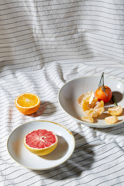 nature morte avec mandarines et pamplemousse sur assiette - Photo, image