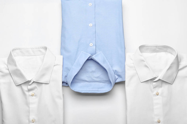 Camisas hombre nuevo sobre fondo blanco - Foto, imagen
