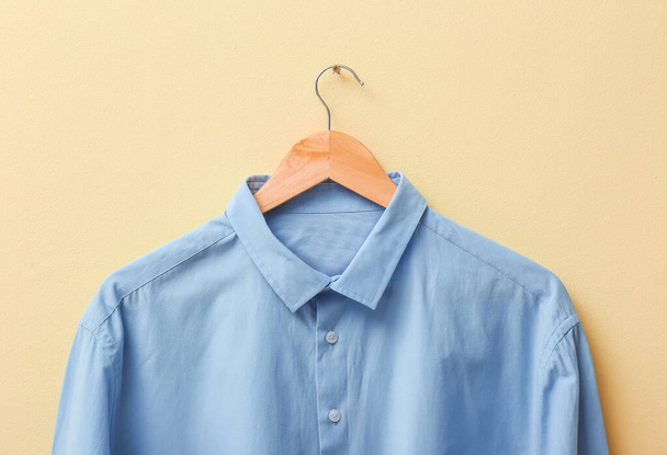 Stijlvol mannelijk shirt op kleur achtergrond, close-up - Foto, afbeelding