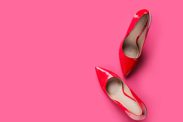 Stylové dámské boty na barevném pozadí - Fotografie, Obrázek