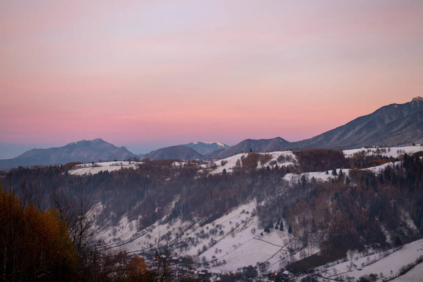 A mesmerizing scenery of snowy hills at sunset - Foto, imagen